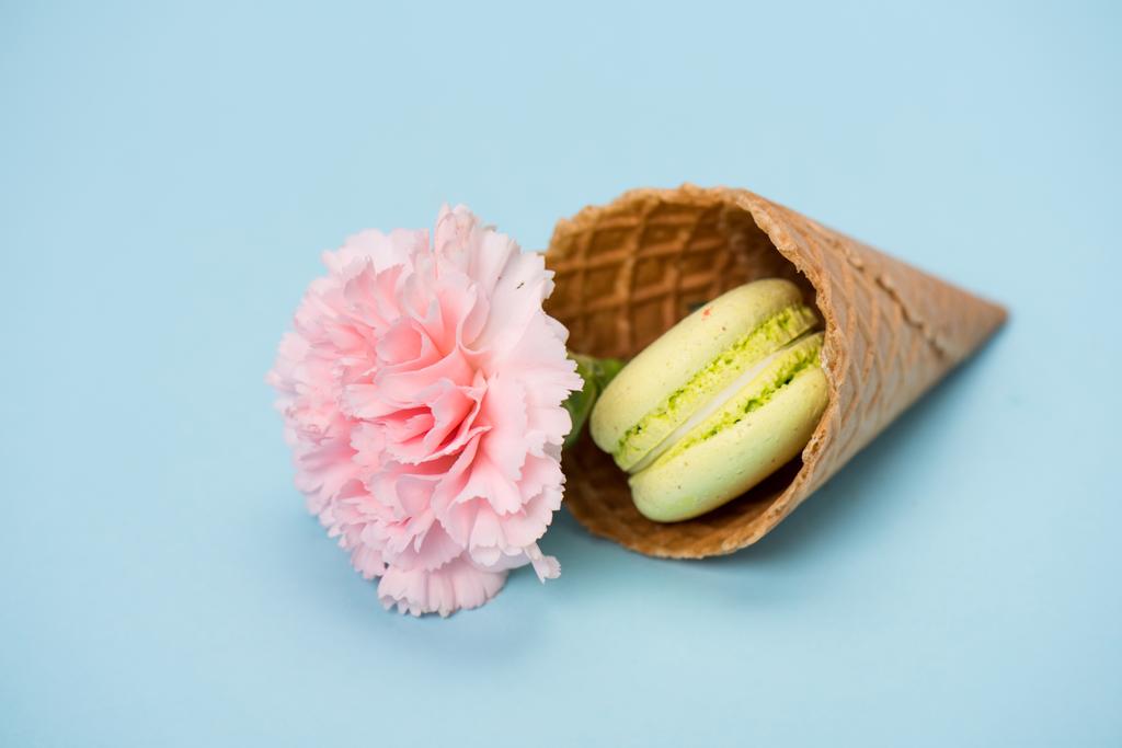 Macaron al pistacchio in cono di cialda
  - Foto, immagini