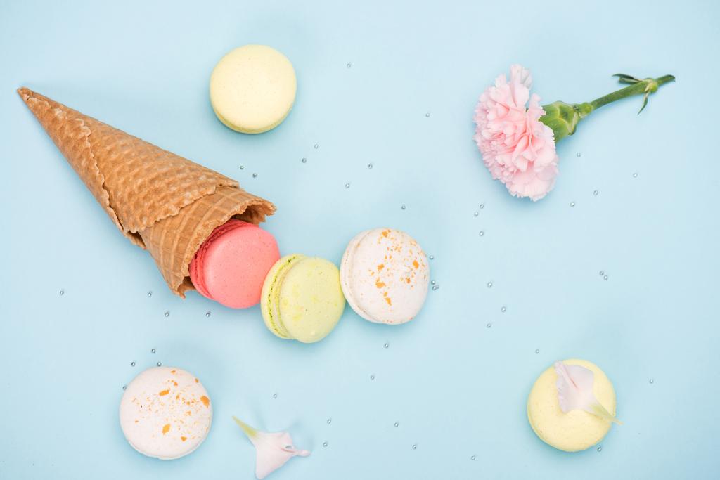 süße Macarons mit rosa Nelke - Foto, Bild