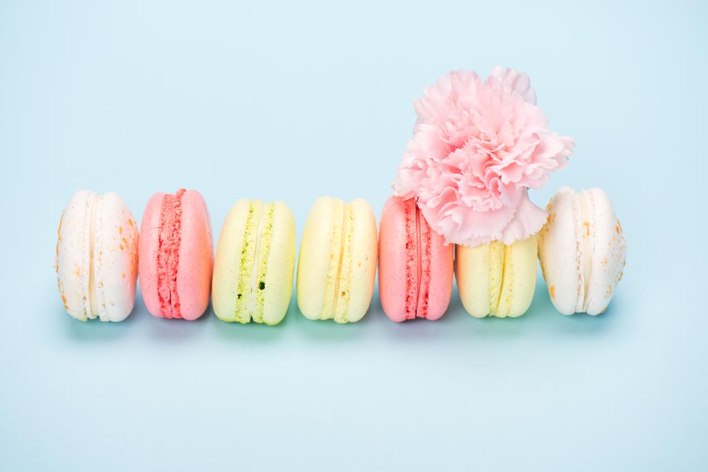 Reihe von verschiedenen Macarons  - Foto, Bild