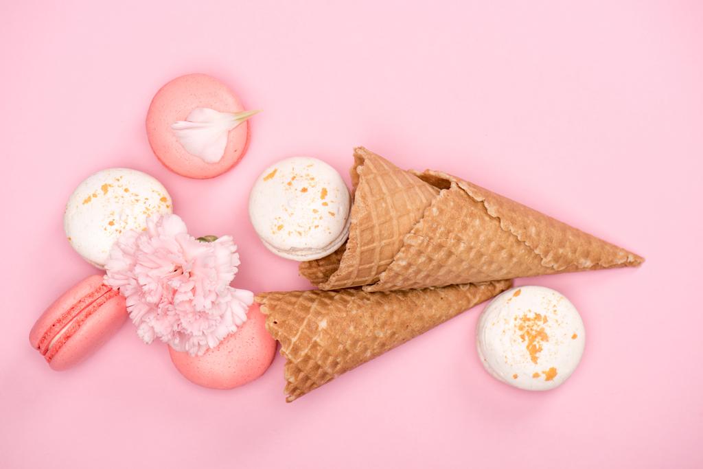 Macarons rosa e branco em cones de waffle
 - Foto, Imagem