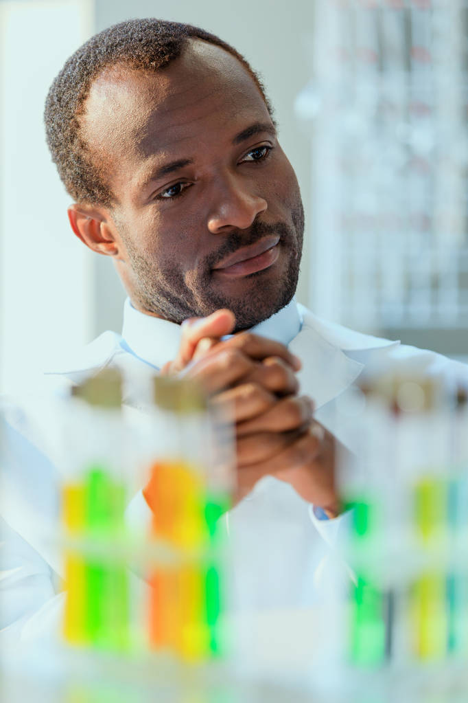 Αφρικανικός Αμερικανός γιατρός στο εργαστήριο δοκιμών - Φωτογραφία, εικόνα