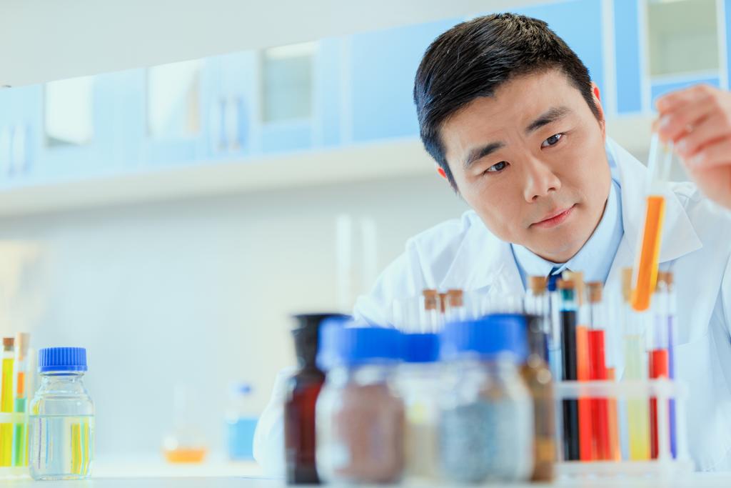 médico asiático trabajando en laboratorio de pruebas
 - Foto, Imagen