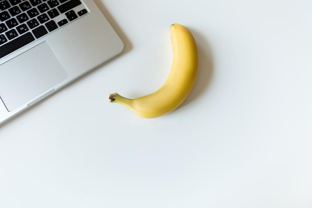 Érett banán és laptop  - Fotó, kép
