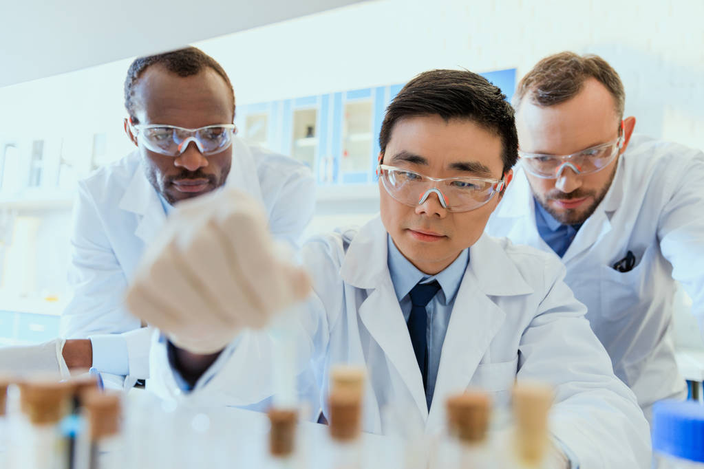 Ученые, работающие в лаборатории  - Фото, изображение
