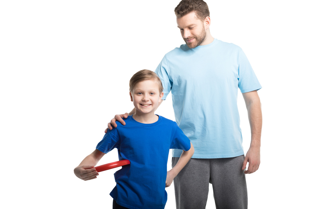 Isä ja poika leikkivät frisbeellä.
 - Valokuva, kuva