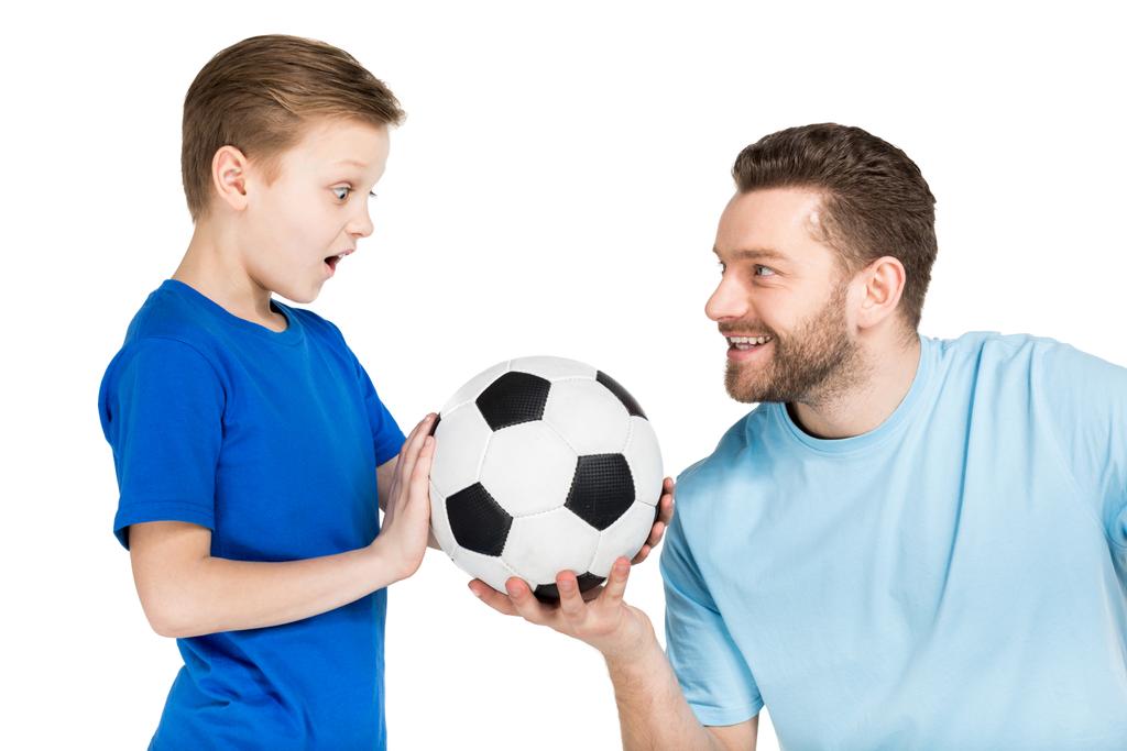 Отец и сын играют в футбол
  - Фото, изображение