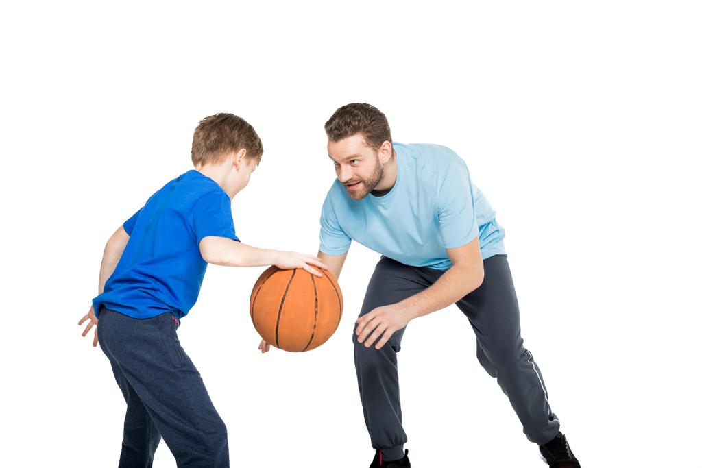 Baba ve oğul basketbol oynarken  - Fotoğraf, Görsel