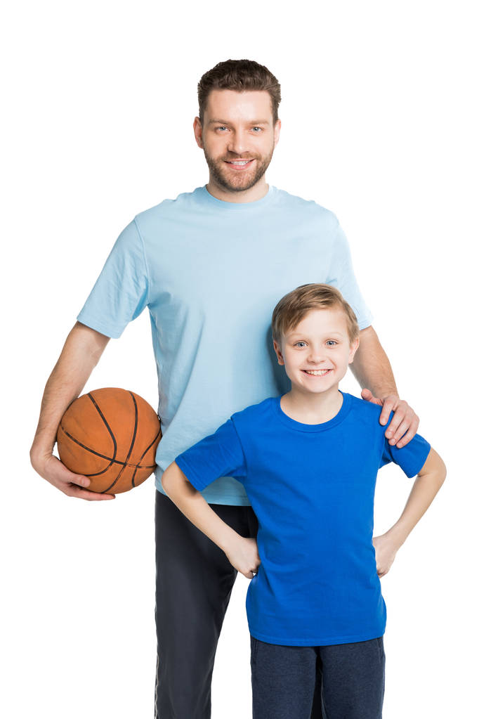 Padre e hijo jugando baloncesto
  - Foto, Imagen