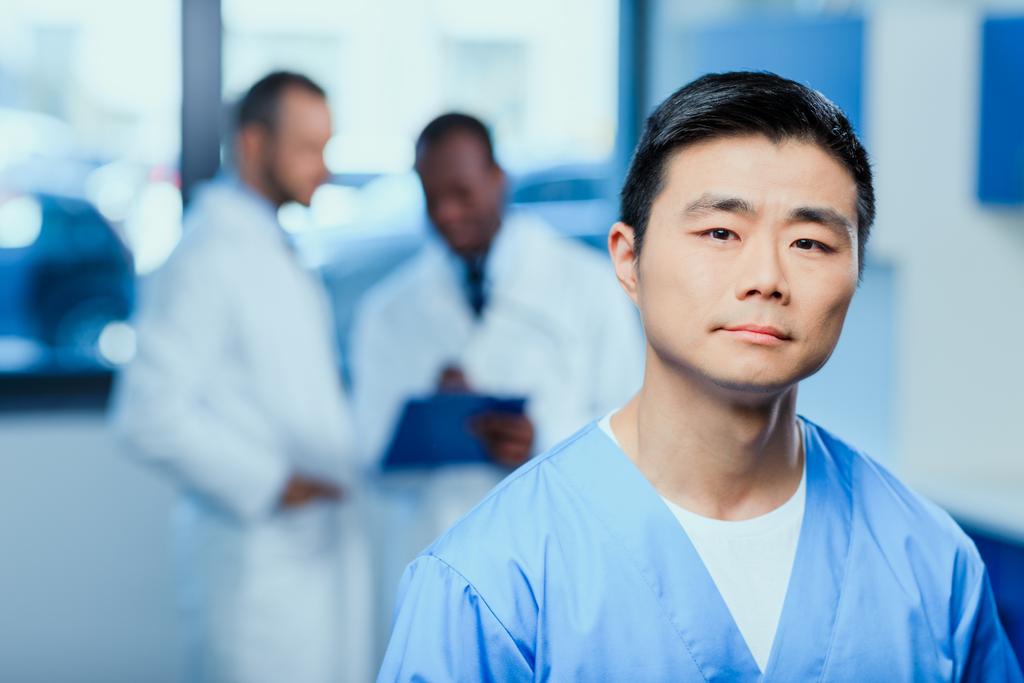 Doctor in de medische uniform in kliniek - Foto, afbeelding
