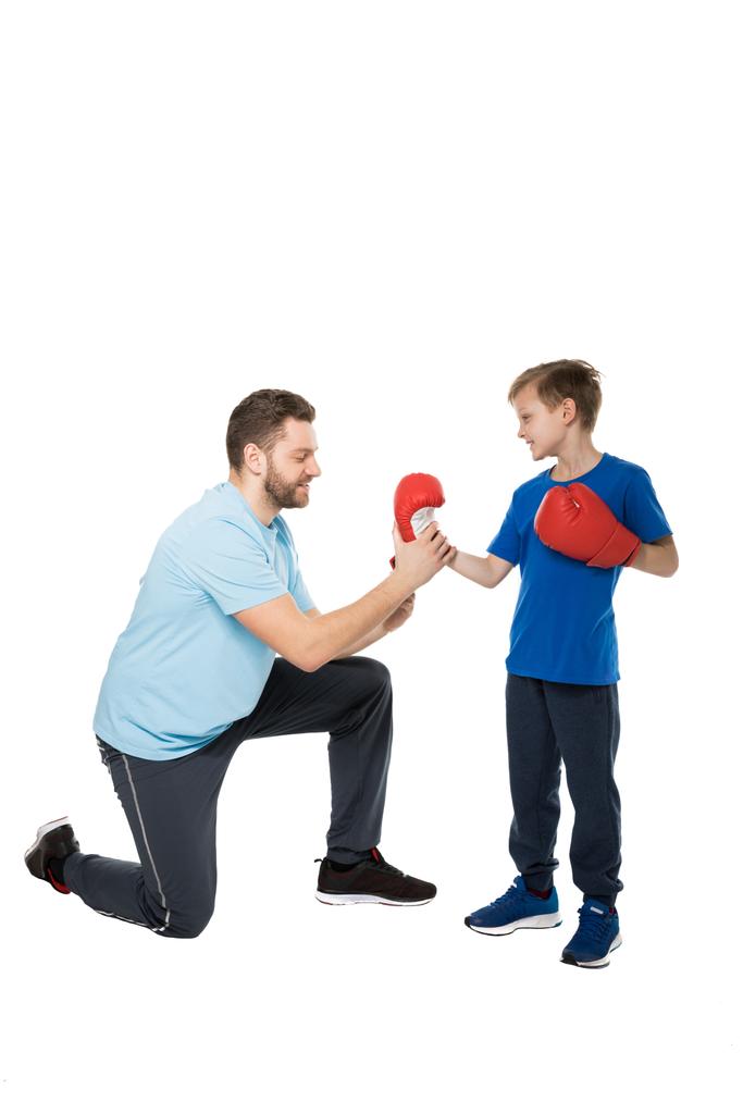 isä pojan kanssa nyrkkeilyharjoittelun aikana
 - Valokuva, kuva