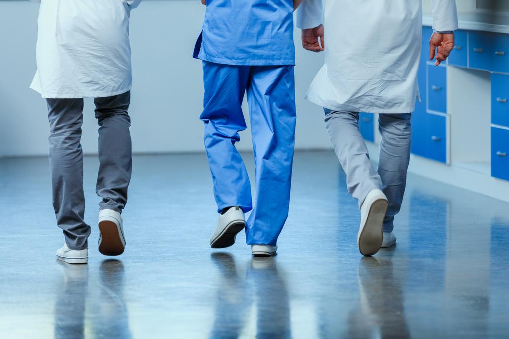 médecins marchant dans la clinique
 - Photo, image