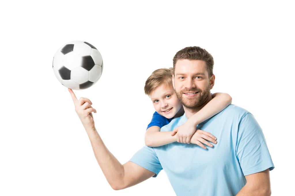 Πατέρας και γιος που ποζάρει με μπάλα ποδοσφαίρου  - Φωτογραφία, εικόνα