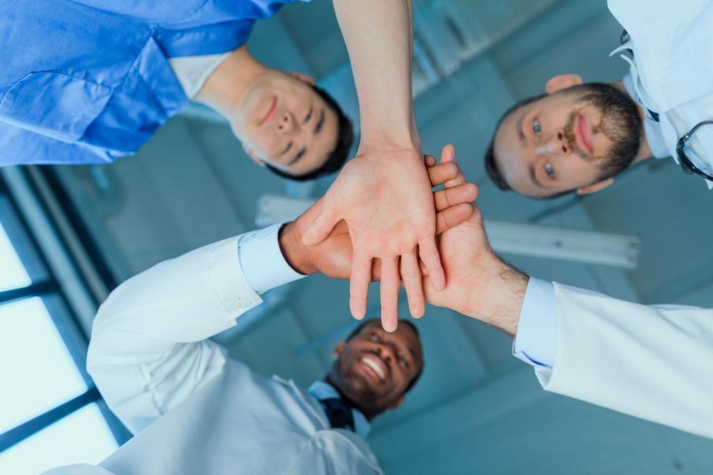 Multirassische Gruppe von Ärzten in Klinik - Foto, Bild