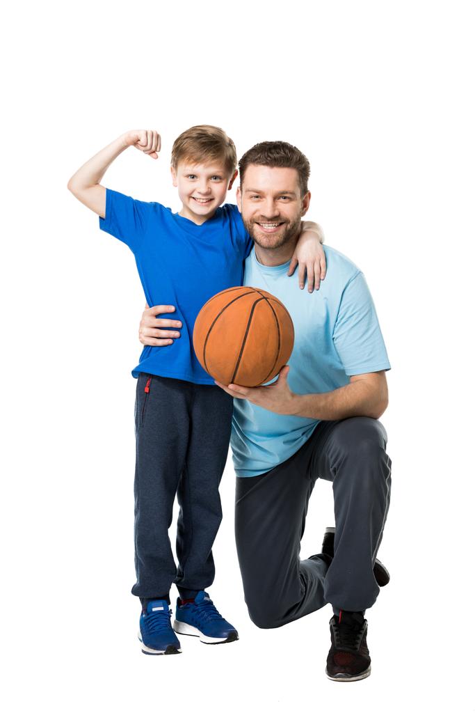 Apa és fia készen áll a játékra a kosárlabda - Fotó, kép