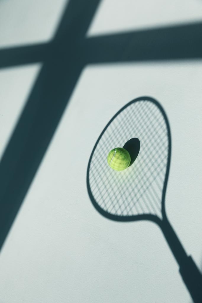 テニス ラケットとボールの床に  - 写真・画像