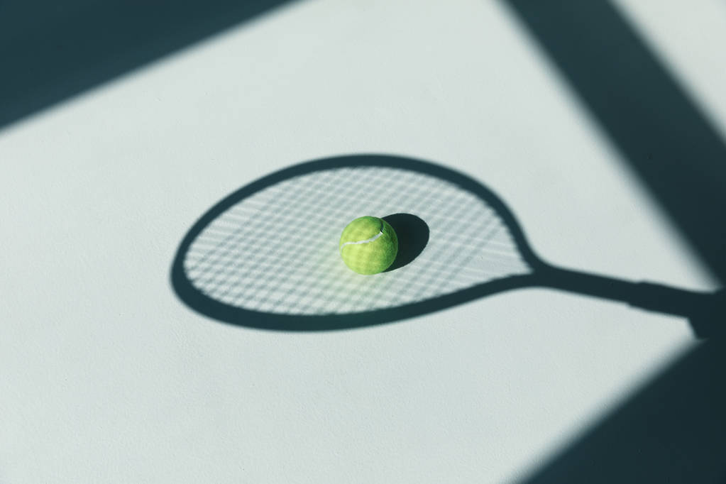 テニス ラケットとボールの床に  - 写真・画像