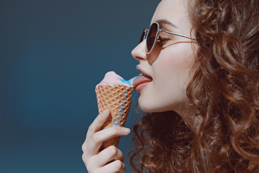 дівчина в сонцезахисних окулярах їсть морозиво
 - Фото, зображення