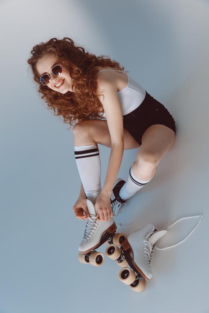 Hipster fille avec des patins à roulettes
  - Photo, image