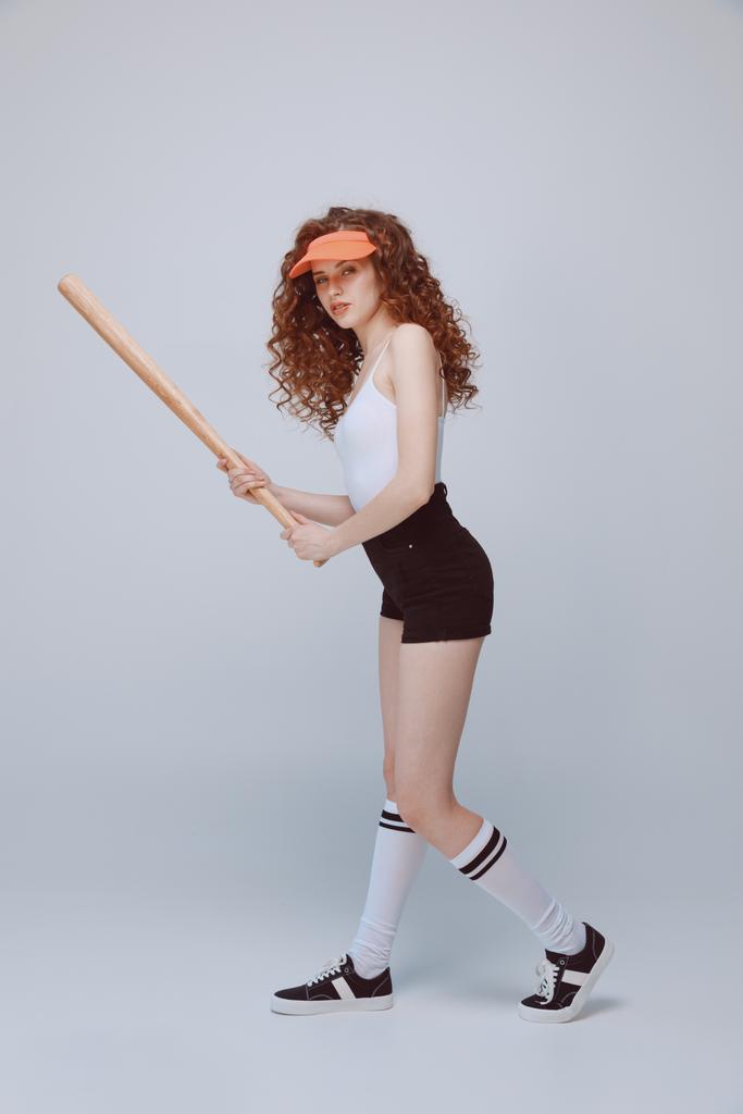 Fiatal nő, baseball denevér  - Fotó, kép