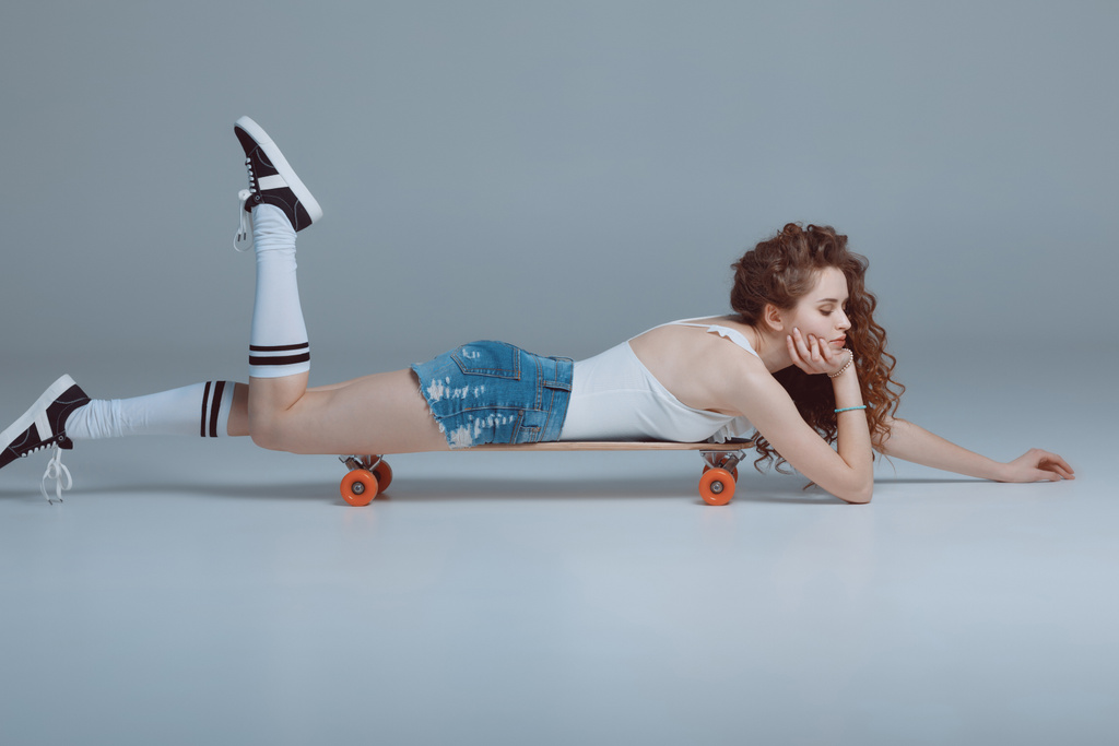 Стильная молодая женщина со скейтбордом
  - Фото, изображение