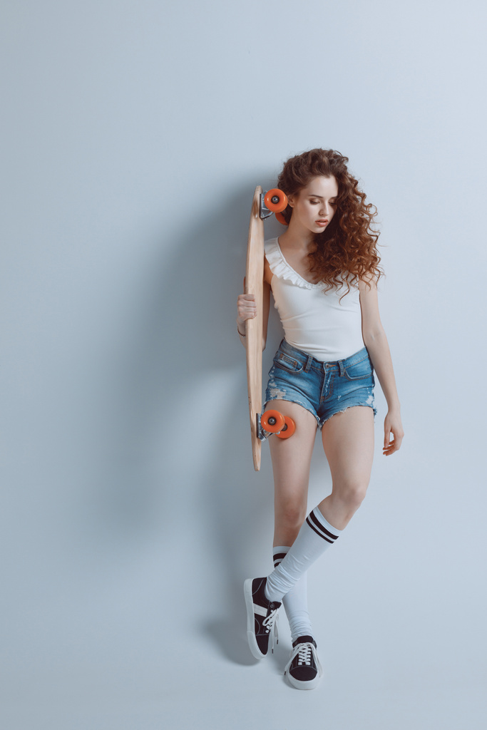Хіпстерська дівчина зі скейтбордом
  - Фото, зображення
