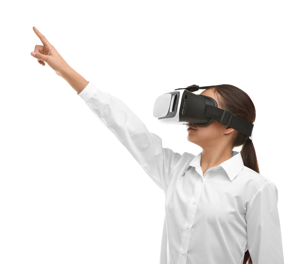 Estudante com óculos de realidade virtual no fundo branco
 - Foto, Imagem
