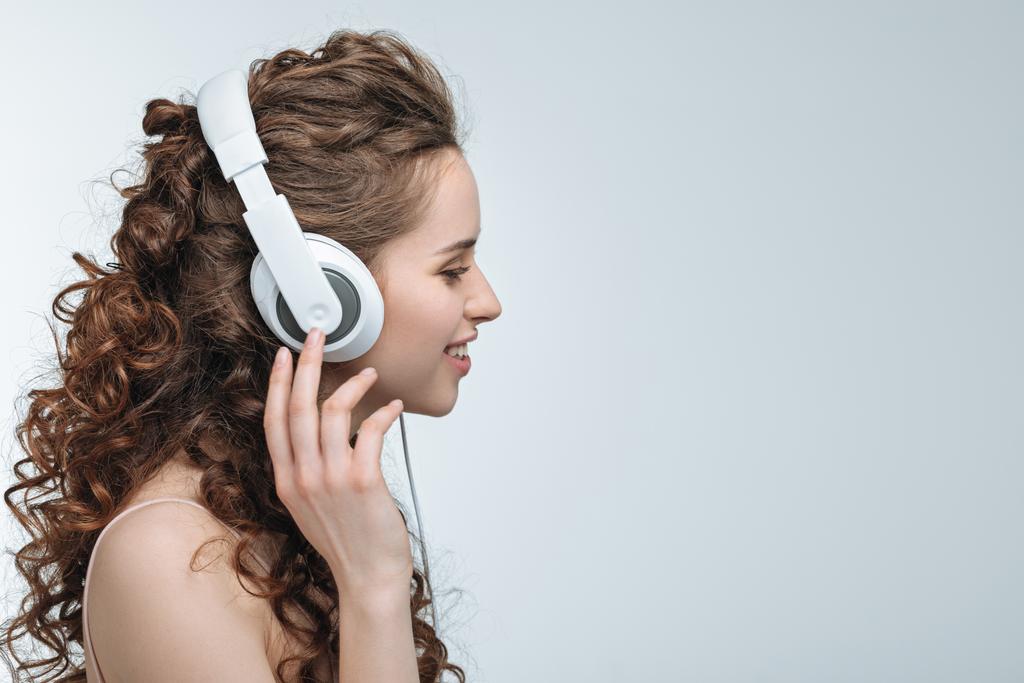 Γυναίκα ακούγοντας μουσική στα ακουστικά - Φωτογραφία, εικόνα