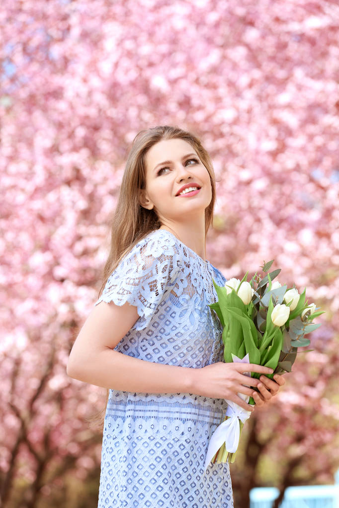 piękna kobieta z bukietem tulipanów - Zdjęcie, obraz