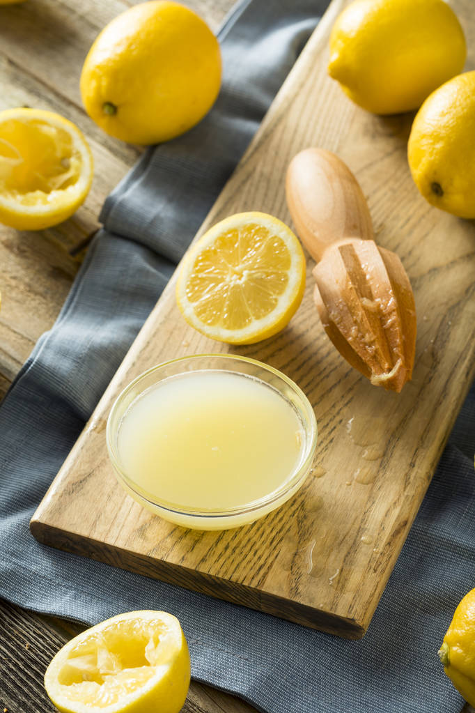 生有機黄色レモン汁 - 写真・画像