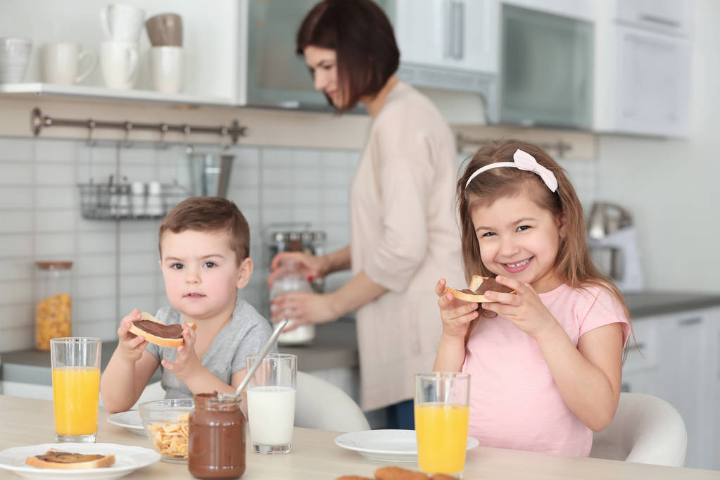 Niedliche kleine Kinder frühstücken zu Hause - Foto, Bild