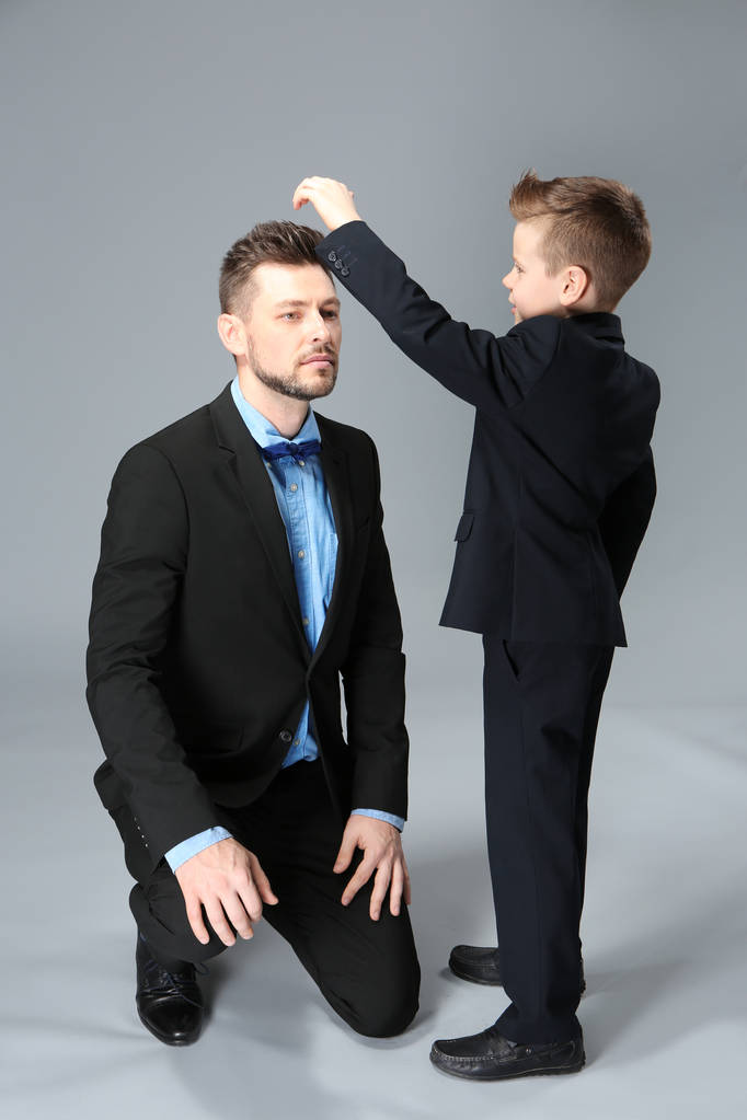 Padre e hijo vestidos de traje
  - Foto, imagen