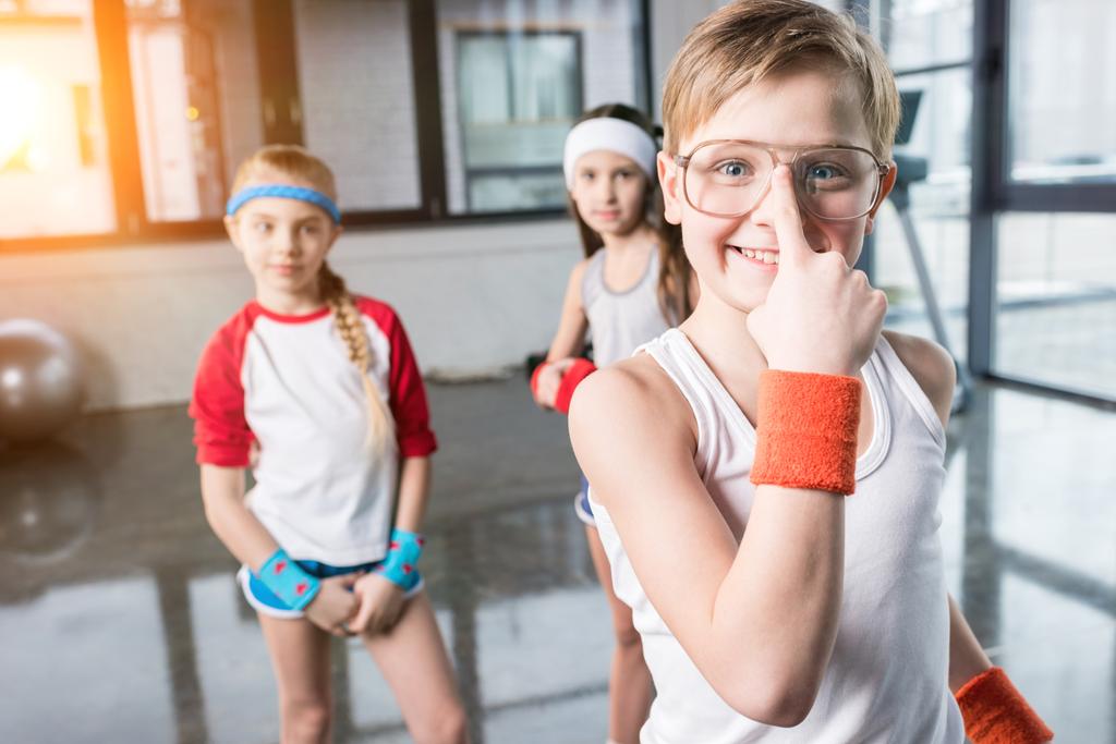 дети развлекаются в фитнес-студии
 - Фото, изображение