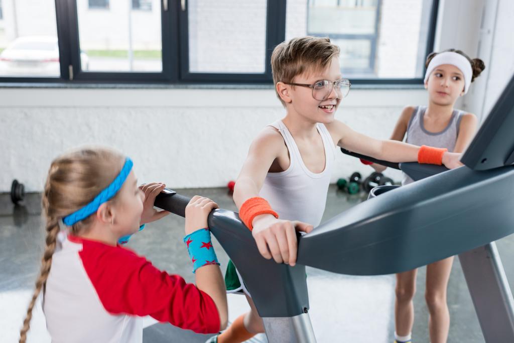 bambini in abbigliamento sportivo formazione sul tapis roulant
 - Foto, immagini