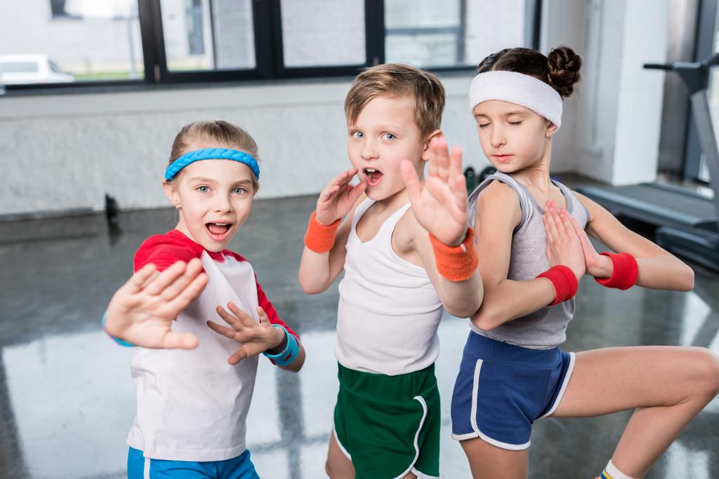 aktywne dzieci w Odzież sportowa  - Zdjęcie, obraz