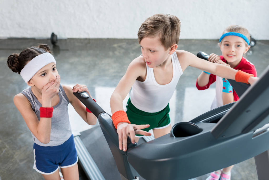 Niños activos en ropa deportiva
  - Foto, imagen