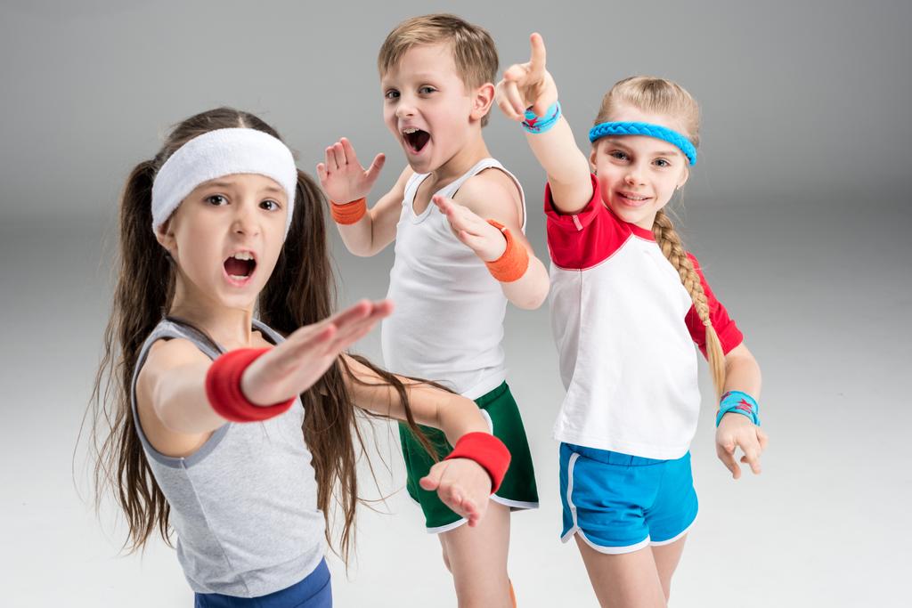 aktywne dzieci w Odzież sportowa  - Zdjęcie, obraz