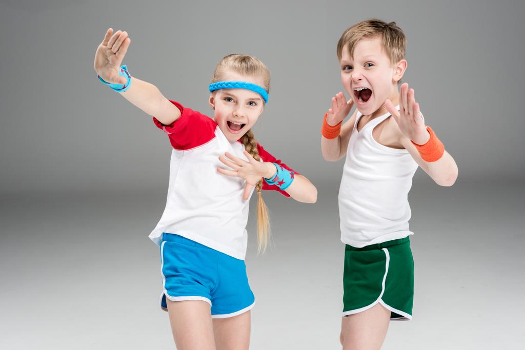 Мальчик и девочка в спортивной одежде
  - Фото, изображение