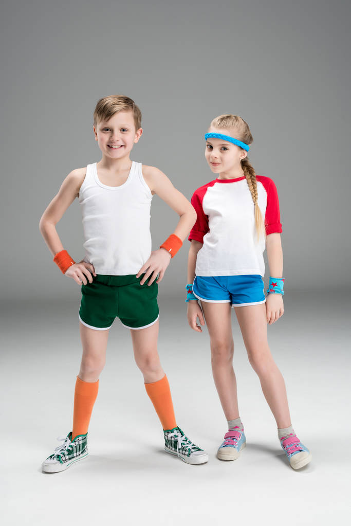 Menino e menina em sportswear
  - Foto, Imagem