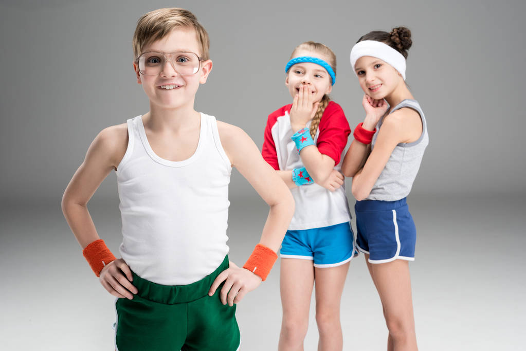 Enfants actifs en vêtements de sport
  - Photo, image