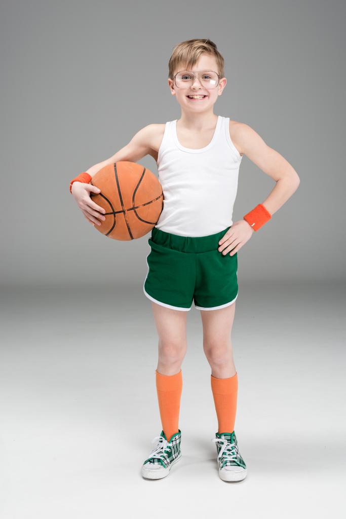 Aktiver Junge mit Basketballball - Foto, Bild