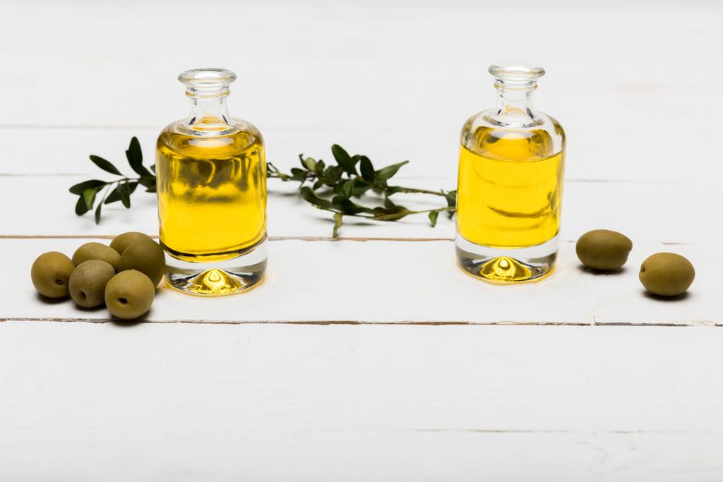 Azeitonas e óleo essencial
 - Foto, Imagem