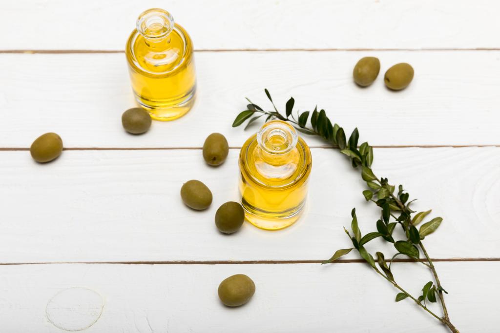 Aceitunas y aceite esencial
 - Foto, Imagen