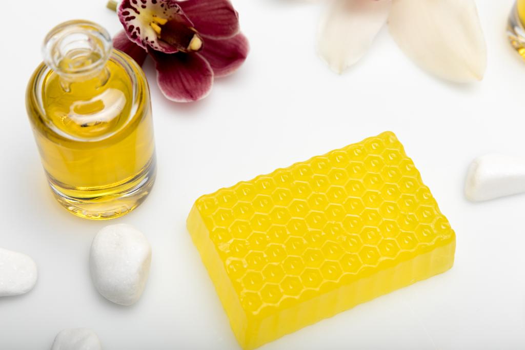Медовое мыло с орхидеями и маслом
 - Фото, изображение