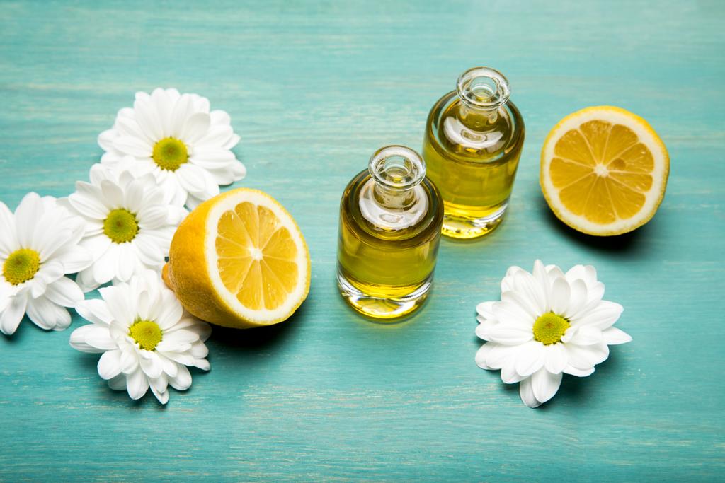 Aceite esencial con limón y manzanillas
 - Foto, imagen