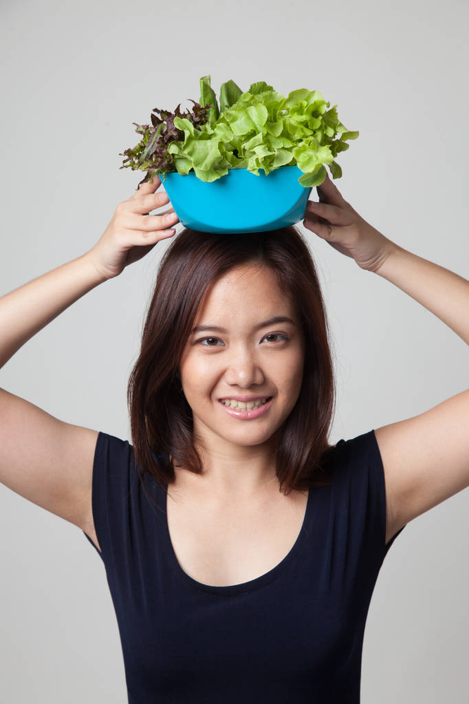 Υγιεινή ασιατική γυναίκα με πράσινη σαλάτα. - Φωτογραφία, εικόνα