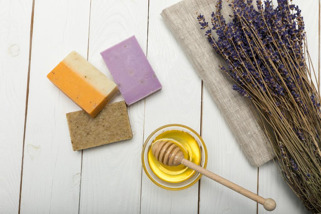 Zelfgemaakte zeep met lavendel en honing - Foto, afbeelding