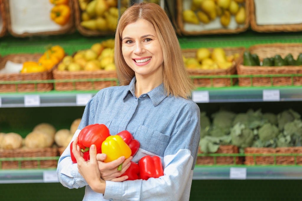 Hermosa mujer comprando verduras
 - Foto, Imagen