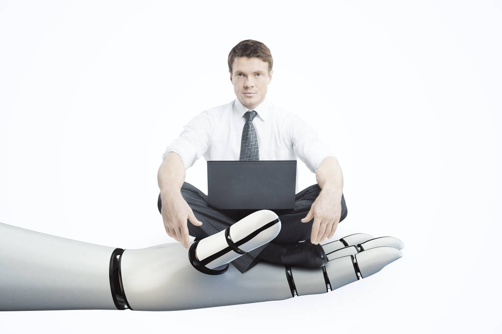 Mão robótica segurando homem de negócios com laptop no fundo branco. Conceito de robótica
 - Foto, Imagem