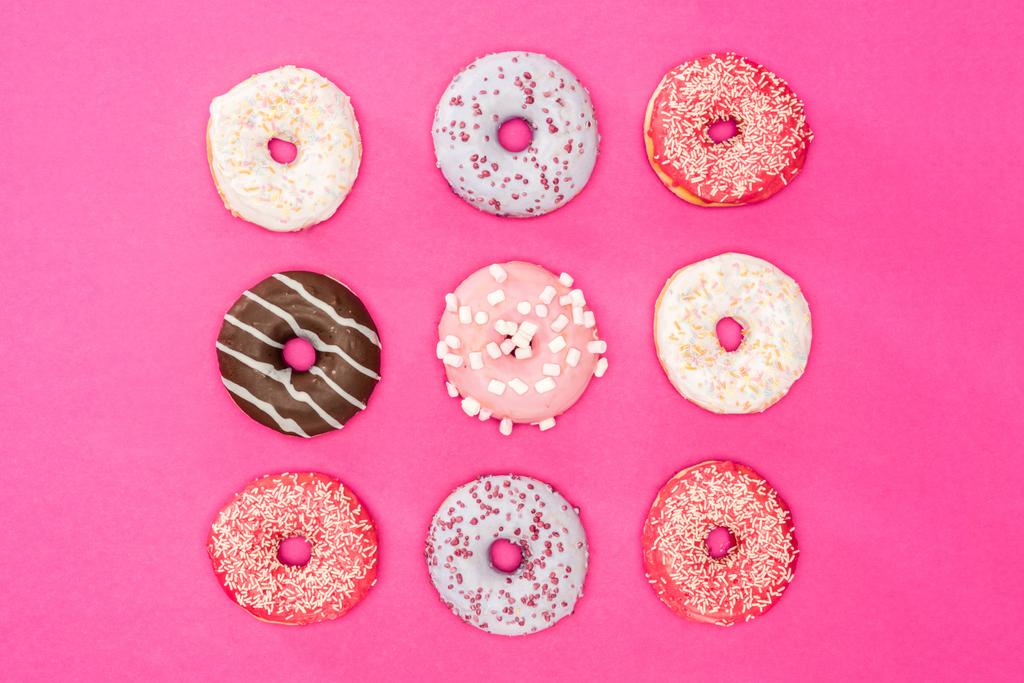 mehrere Donuts mit verschiedenen Glasuren   - Foto, Bild