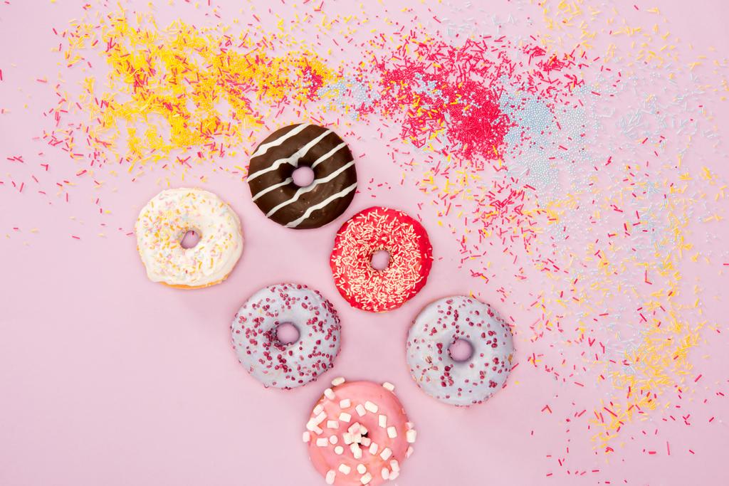 Donuts mit verschiedenen süßen Glasuren - Foto, Bild